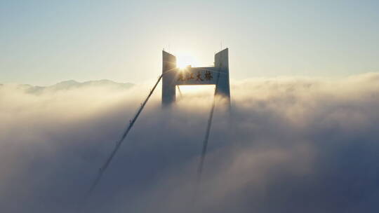 清晨云雾中的龙江大桥