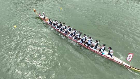 龙舟比赛选手奋力划桨场景