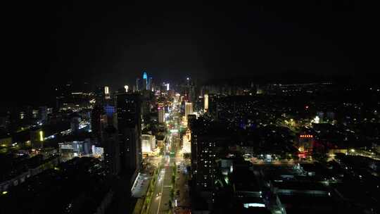 夜晚俯瞰灯火辉煌的城市街道全景