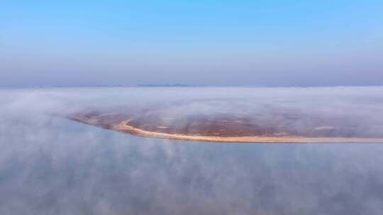 空中俯瞰云雾缭绕的河岸