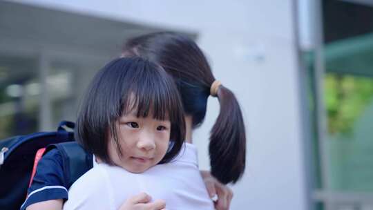 幼儿园老师和小孩欢乐玩耍