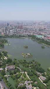 竖版航拍山东济南大明湖全景