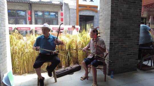 郴州长卷步行街老人拉二胡民俗表演