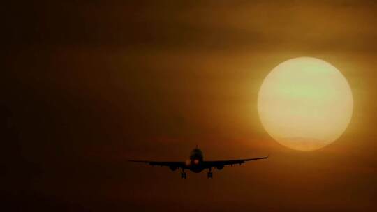 夕阳背景下飞机降落、飞机着陆