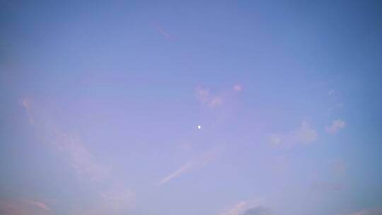 纯净天空延时白天月亮粉紫色彩色傍晚天空云