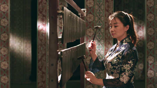 女生敲乐器方响、中国传统打击乐器