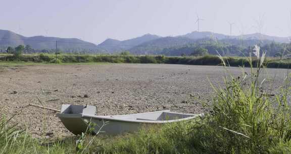 农民在干旱田地查看