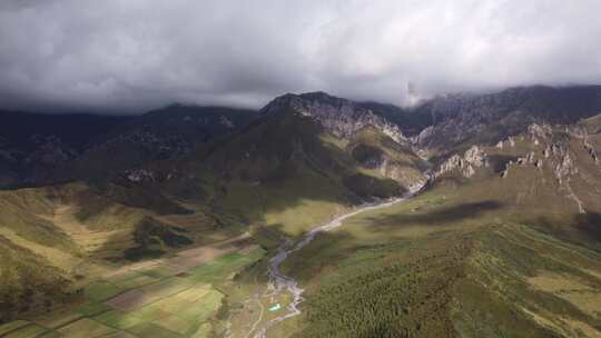 青海互助龙王山山峰草原河流航拍视频