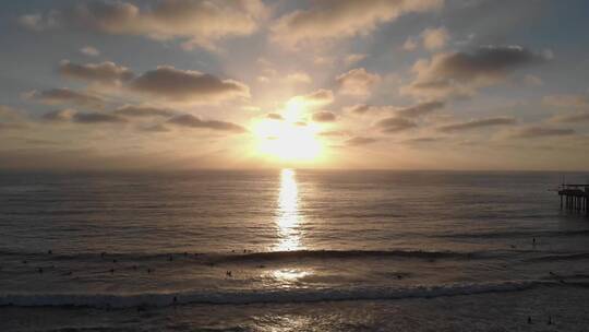 欣赏日落时的海滩