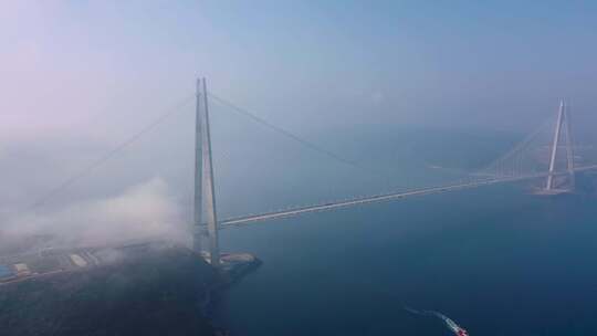 雾蒙蒙的伊斯坦布尔大桥