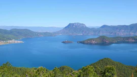 俯拍湖泊山丘风景画面