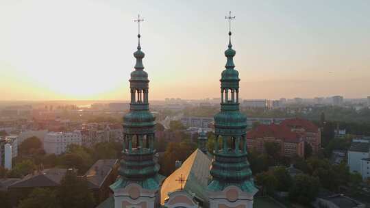 初夏波兹南历史旅游中心和圣弗朗西斯教堂尖