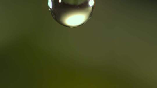 雨水滴落下 水花四溅起