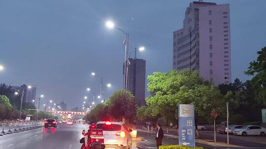 夜晚城市马路交通购物广场小孩游玩游乐