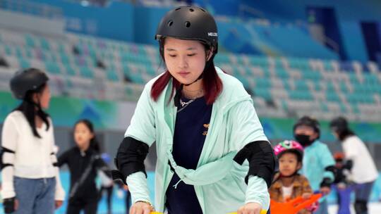 全民健身在“冰丝带”国家速滑馆滑冰的女人