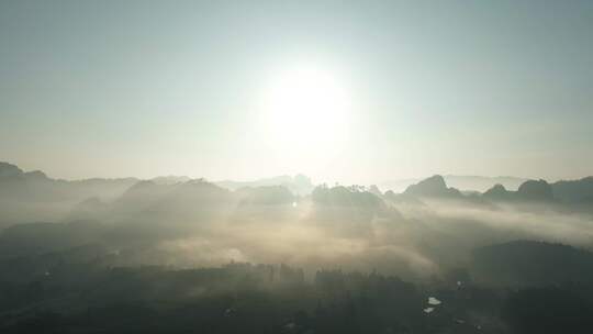 山间日出云海风光