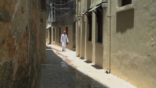 穆斯林男子走在狭窄的小巷里