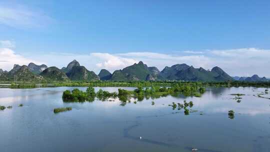 蓝天白云阳光下桂林山边的湖和村庄