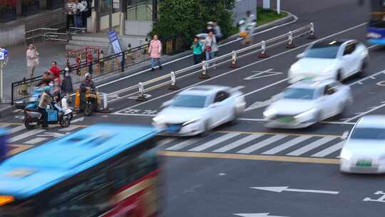 街道交通路口斑马线车流人流