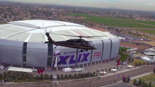 巡逻直升机在体育场上空巡逻视频素材模板下载