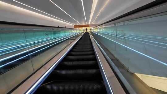 四川成都天府国际机场航站楼内的自动扶梯视频素材模板下载