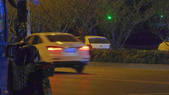 杭州城市夜晚街头汽车车流人流夜景视频素材