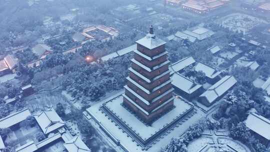 西安大雁塔亮灯雪景