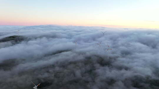 马德拉岛日落时，低云带着风力涡轮机穿过田