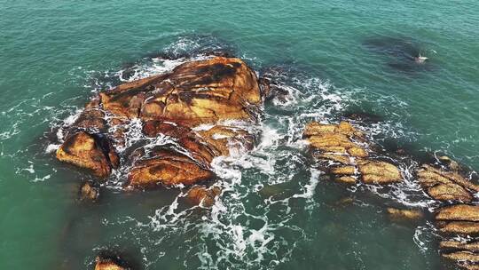 海浪拍打礁石的壮观景象