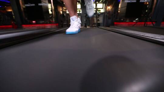 健身房跑步机腿部训练视频素材模板下载