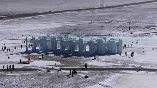 航拍新疆冬季赛里木湖冰封湖面雪山冰湖雪景