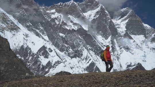 这家伙正在喜马拉雅山脉旅行