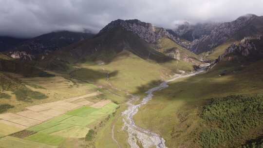 青海互助龙王山山峰草原河流田地航拍视频