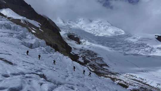 航拍攀登四川第二高峰中山峰冰川的登山队