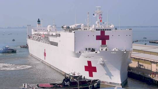 美国海军医院船舒适号停靠在纽约港抗击冠状病毒疫情