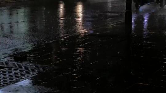 大雨落在人行道上视频素材模板下载