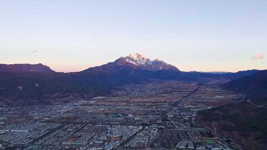 云南丽江古城玉龙雪山冬季日出航拍视角实时