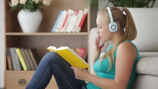 女孩看书听音乐