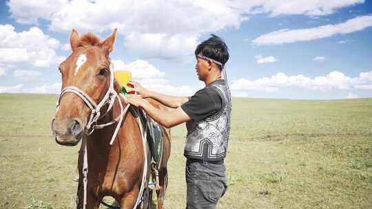 蒙古族牧民在草原上骑马