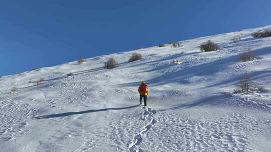 实拍登雪山画面