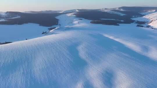 航拍大兴安岭林区山里人家寒冬雪景