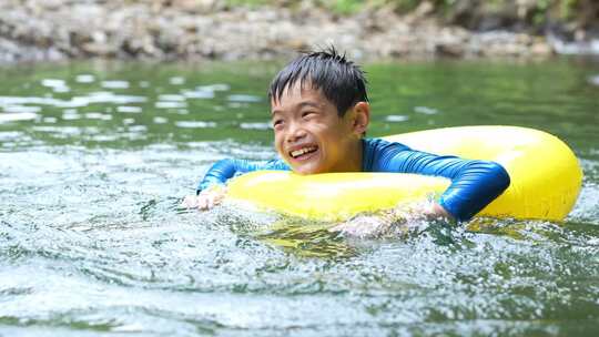 夏天男孩女孩溪水里快乐玩水戏水跳水