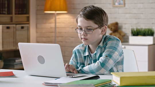 儿童浏览互联网