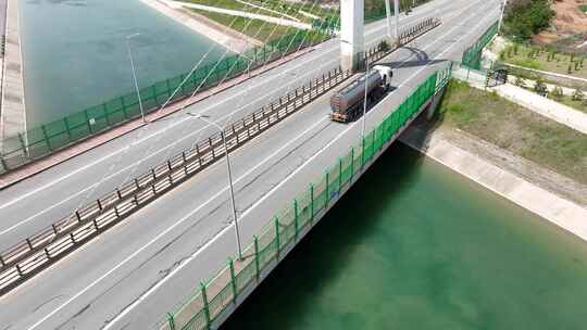 危化品运输车辆通过大桥航拍画面