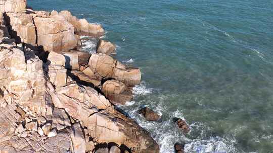 海边悬崖俯拍海岛海岸线岛屿岸边海水拍打