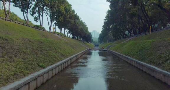 深圳新洲河整洁的河道清澈河水公路车流