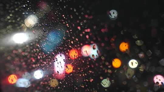 车窗外的雨水