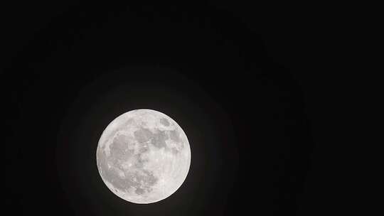 满月在夜空中升起延时