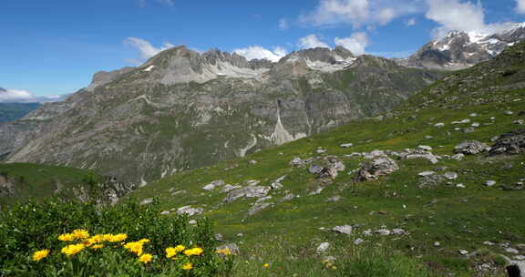 攀登伊塞兰山口，萨瓦省，法国，在背景是普里山。