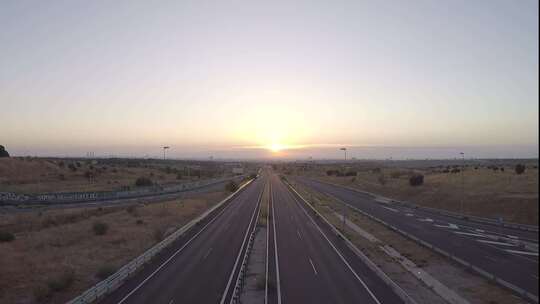 高速公路上太阳慢慢升起